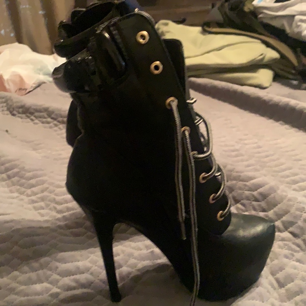 6-inch Stiletto boats ,worn once 8 half women